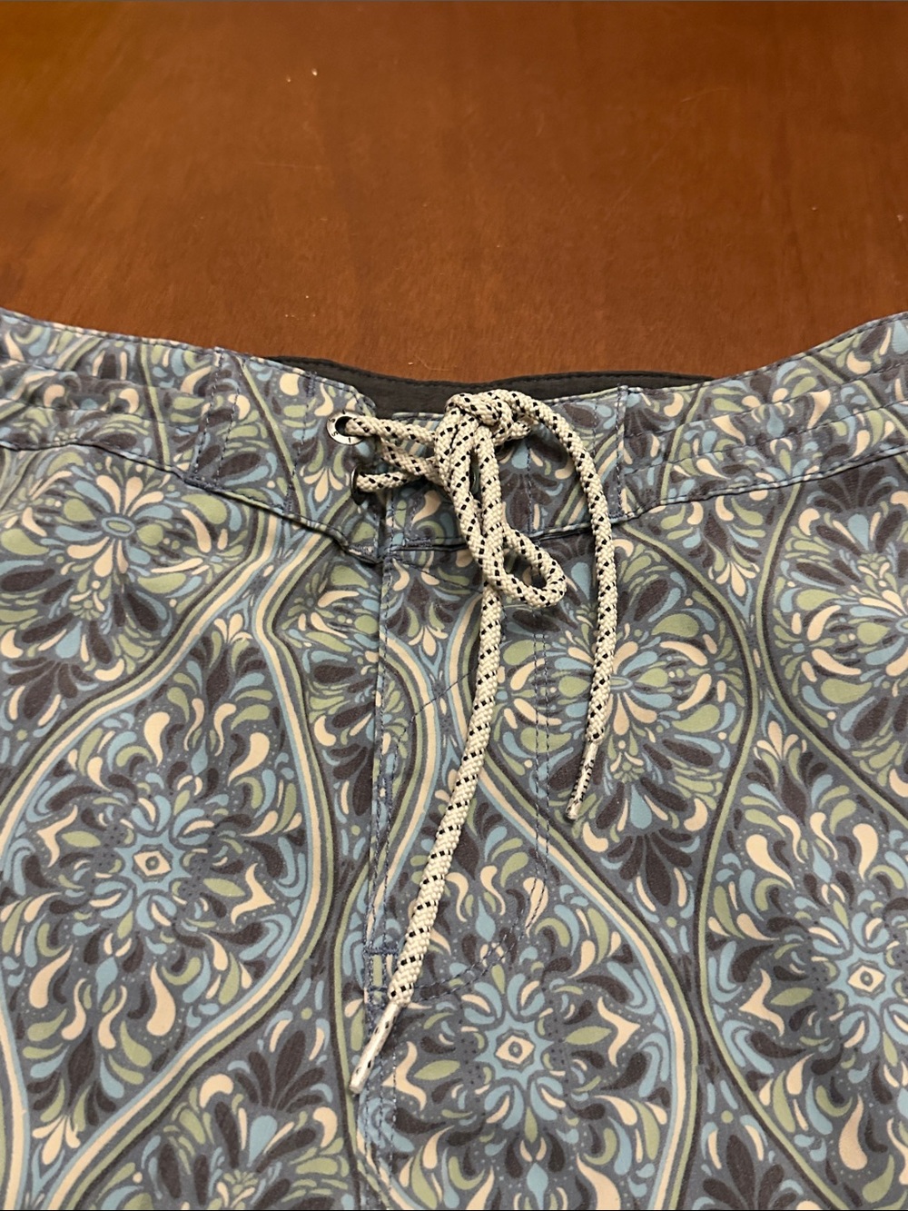 VISSLA Blue Floral-Patterned Men’s Swim Board Shorts - Picture 5 of 14
